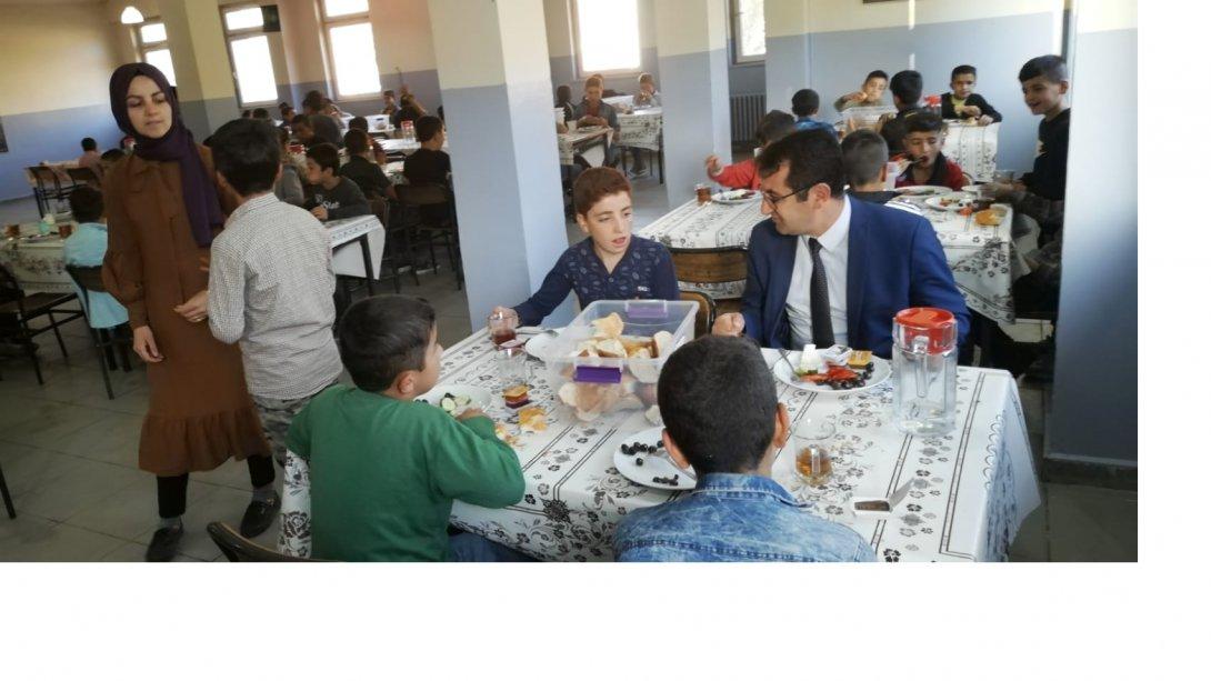 İlçe Milli Eğitim Müdürlüğümüzün ilçe pansiyonundaki öğrencilerle kahvaltısı